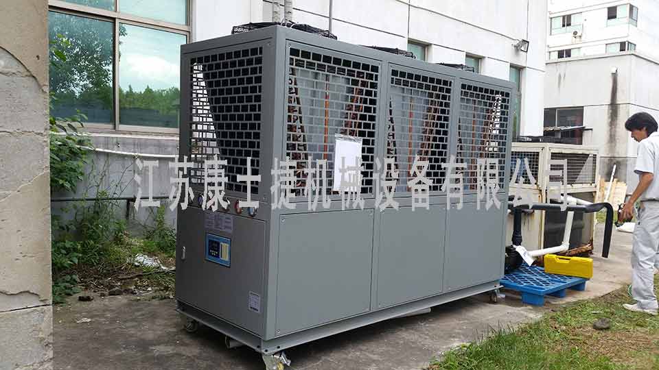 汽車(chē)配件廠用風(fēng)冷式冷凍機(jī)組現(xiàn)場(chǎng)照片